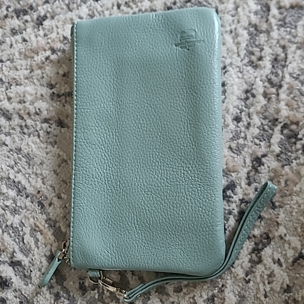 Handbag Butler Wristlet with charging port